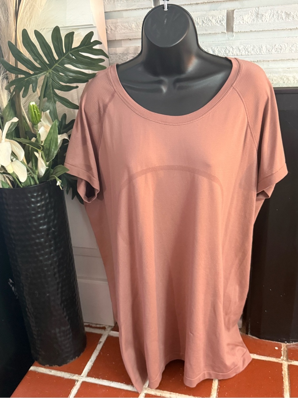 lululemon athletica Dusty Rose Short Sleeve Scoop Neck Top - Size XL - Picture 3 of 5